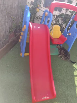 Columpio infantil con tobogán y balancín