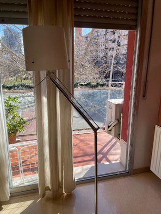 Lámpara de pie metal y tela dorada