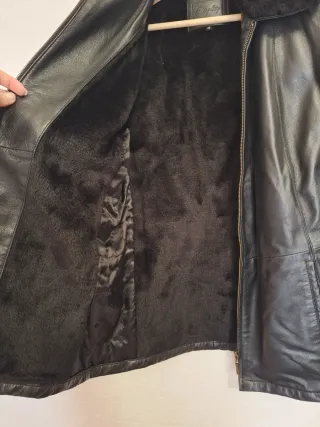 Chaqueta de piel negra con pelo