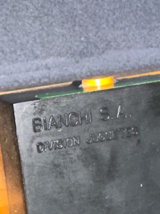 Coche de juguete clásico amarillo