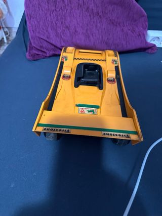 Coche de juguete clásico amarillo