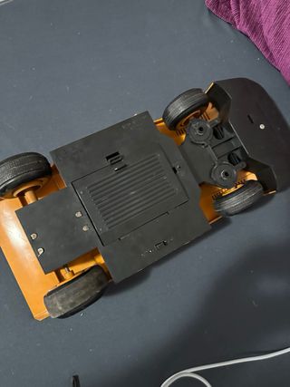 Coche de juguete clásico amarillo