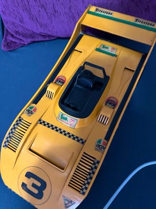 Coche de juguete clásico amarillo