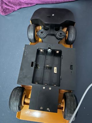 Coche de juguete clásico amarillo