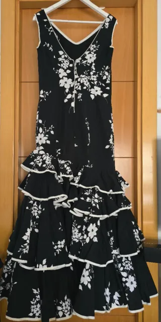 Traje de flamenca negro con flores blancas