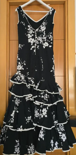 Traje de flamenca negro con flores blancas