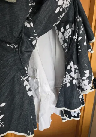 Traje de flamenca negro con flores blancas