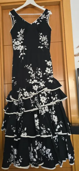 Traje de flamenca negro con flores blancas