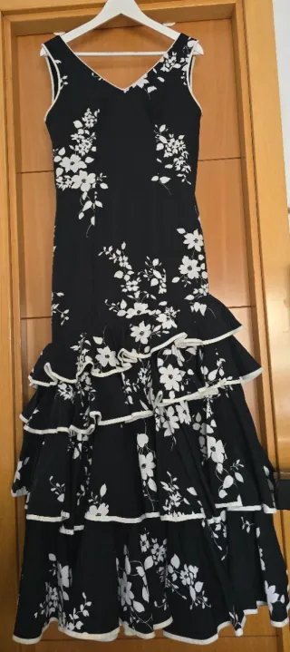 Traje de flamenca negro con flores blancas