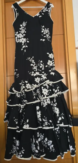 Traje de flamenca negro con flores blancas