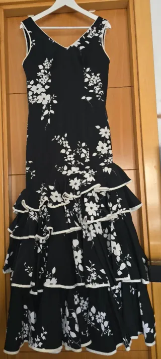 Traje de flamenca negro con flores blancas