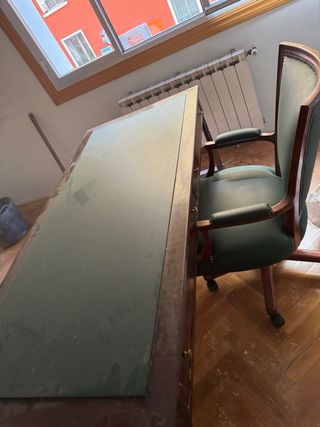 Escritorio de madera maciza con tapa de cuero