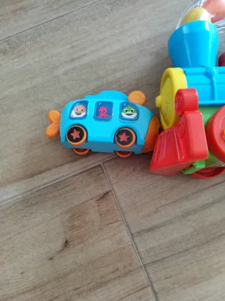 Tren y vagón de juguete