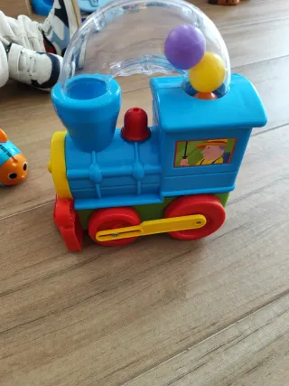 Tren y vagón de juguete