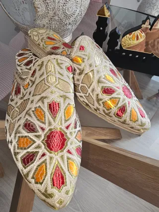 Babuchas de cuero amarillas talla 45