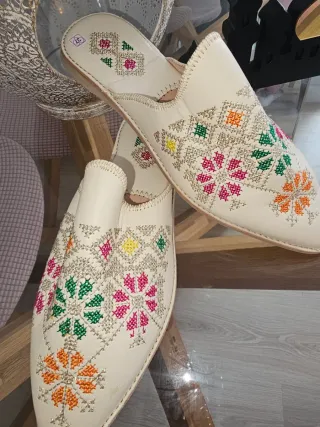 Babuchas de cuero amarillas talla 45