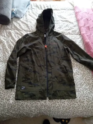 Chaqueta impermeable estampado camuflaje ZARA verd