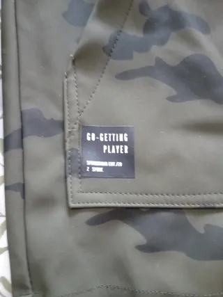 Chaqueta impermeable estampado camuflaje ZARA verd