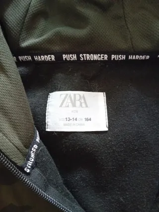 Chaqueta impermeable estampado camuflaje ZARA verd