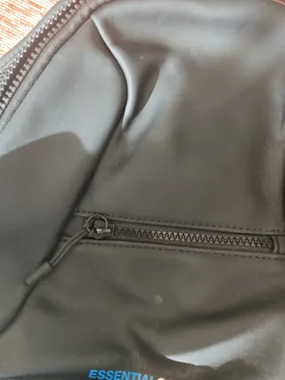 Mini mochila negra ESSENTIAL GOODS