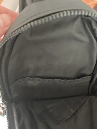 Mini mochila negra ESSENTIAL GOODS