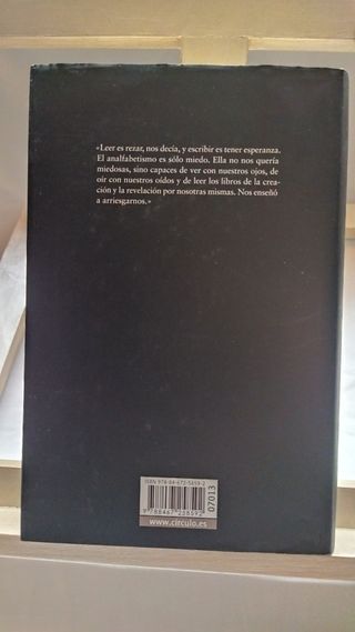 Libro: La mujer que leía demasiado de Bahíyyih Nak