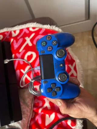 PS4 con mando y juego