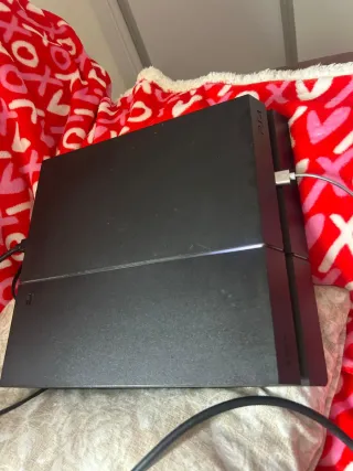 PS4 con mando y juego