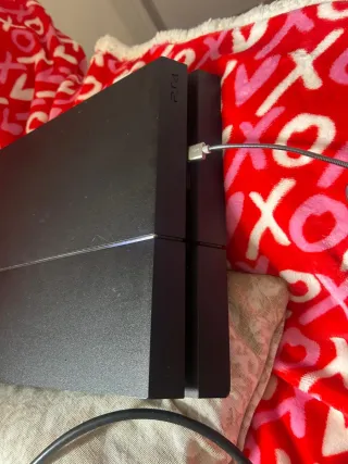 PS4 con mando y juego