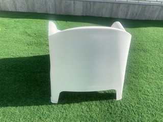 Juego 2 Sillas Blancas y Mesita Madera