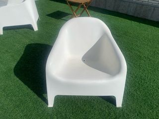 Juego 2 Sillas Blancas y Mesita Madera