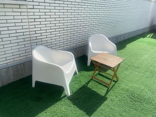 Juego 2 Sillas Blancas y Mesita Madera