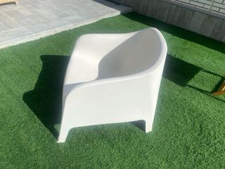 Juego 2 Sillas Blancas y Mesita Madera