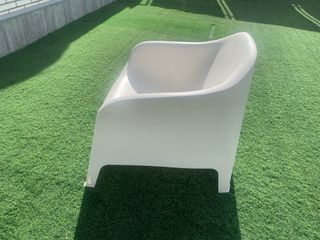 Juego 2 Sillas Blancas y Mesita Madera