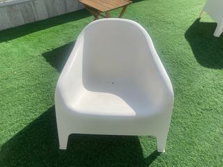 Juego 2 Sillas Blancas y Mesita Madera