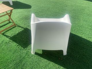 Juego 2 Sillas Blancas y Mesita Madera