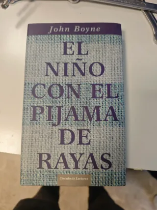 El niño con el pijama de rayas