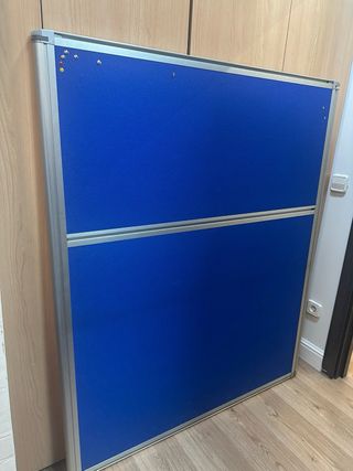 Separador de oficina azul y plateado