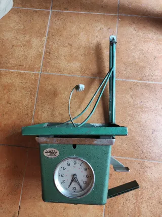 Antiguo reloj de fichar industrial
