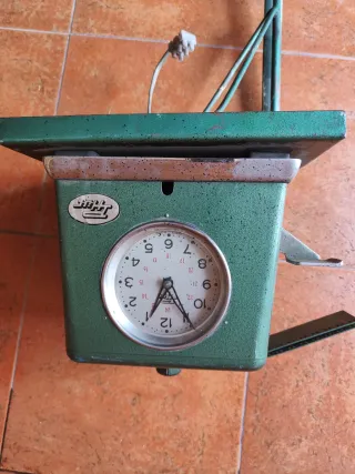 Antiguo reloj de fichar industrial