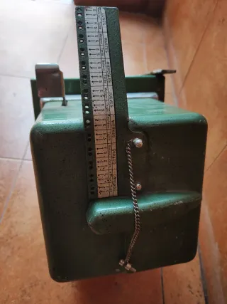 Antiguo reloj de fichar industrial