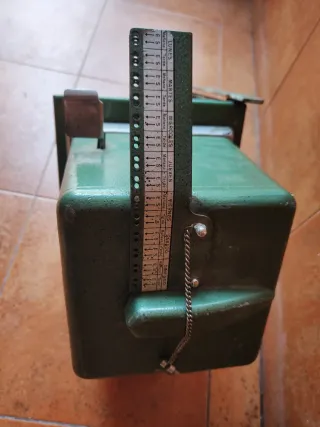 Antiguo reloj de fichar industrial