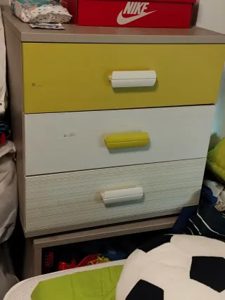 Cama nido con mesita a juego.