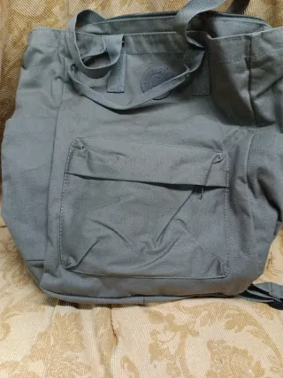 Bolso o mochila gris