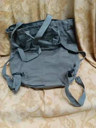 Bolso o mochila gris