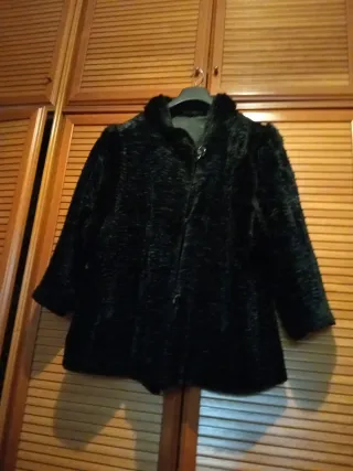 Chaquetón negro con botones