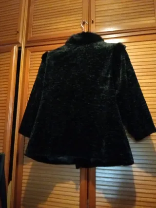 Chaquetón negro con botones