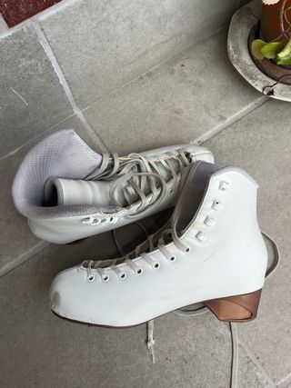 Patines blancos de patinaje artístico