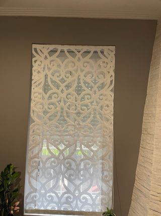 Estor blanco con diseño calado