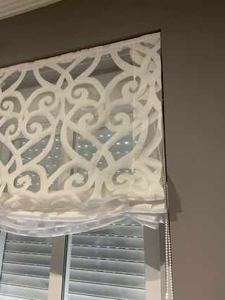 Estor blanco con diseño calado